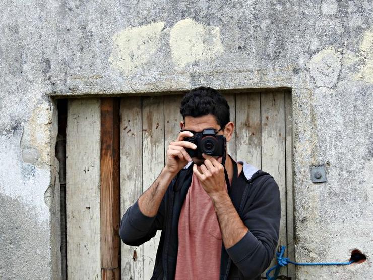 O fotógrafo Adra Pallón na porta da casa do "Portu", na Avenida de Madrid / Guido Álvarez Parga