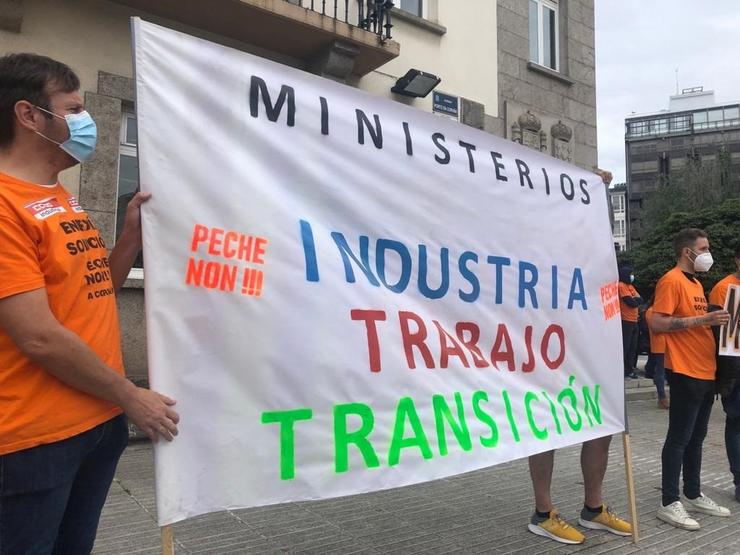 Traballadores de Alu Ibérica na Coruña secundan unha nova protesta ante a Delegación do Goberno. COMITÉ DE EMPRESA DE ALU IBÉRICA 