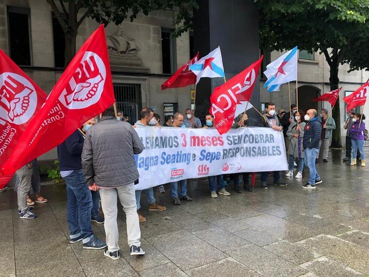 Traballadores de Magna Seating Vigo concéntranse ante a sede do SEPE na cidade. CIG / Europa Press