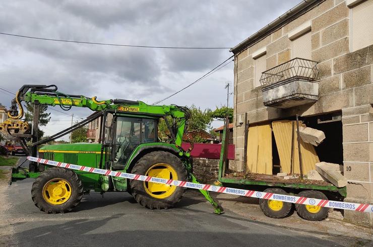 Un tractor madeireiro sen condutor choca contra unha casa en Maside (Ourense) por un fallo nos freos.. GARDA CIVIL
