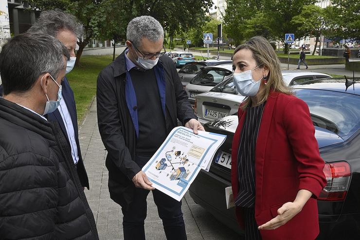 A conselleira de Infraestruturas, Ethel Vázquez, reúnese con representantes do sector do taxi. MONCHO FONTES 