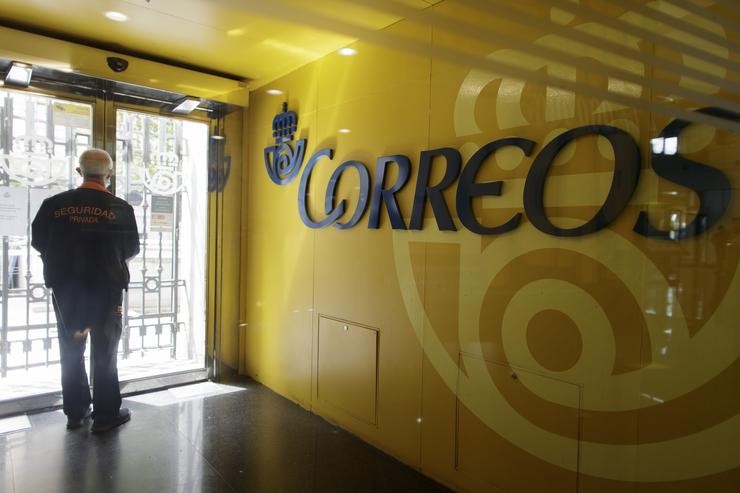 Un cliente acode á Oficina de Correos situada en Cibeles (Madrid).. Eduardo Parra - Europa Press - Arquivo