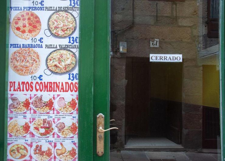 O cartel de 'pechado' colga dun restaurante dunha das rúas con máis turistas de Santiago de Compostela 