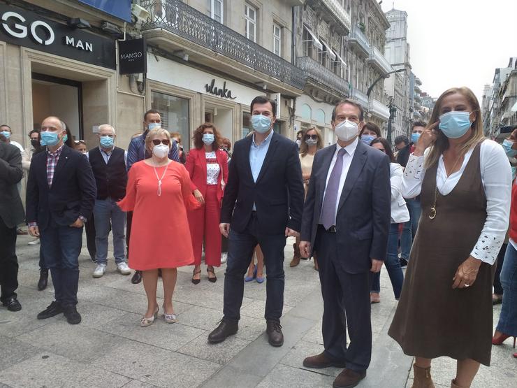 O candidato do PSdeG á presidencia da Xunta, Gonzalo Caballero, xunto ao alcalde de Vigo, Abel Caballero, e a outros cargos do partido.. PAULA XUSTO-EUROPA PRESS / Europa Press