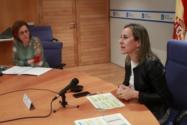 A conselleira de Infraestruturas e Mobilidade, Ethel Vázquez, en rolda de prensa xunto á directora de Augas de Galicia, Teresa Gutiérrez. CONCHI PAZ