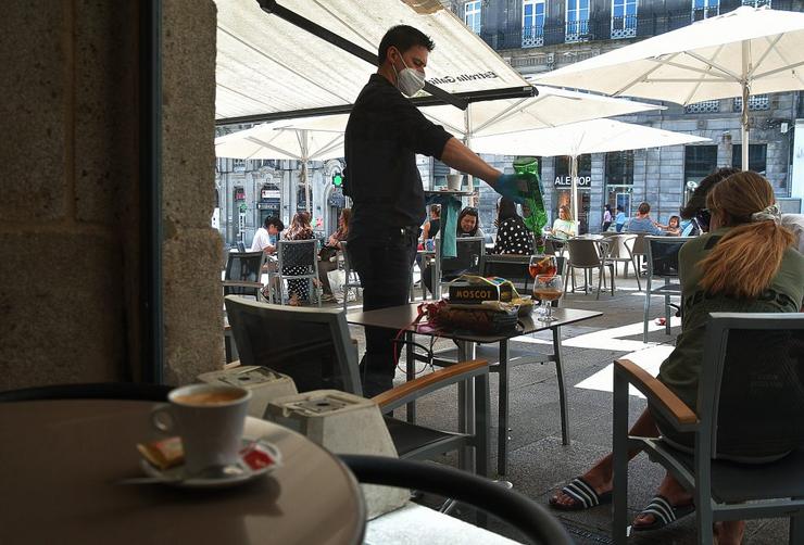 Un camareiro atende unha mesa na desescalada da Covid- 19 © Miguel Núñez