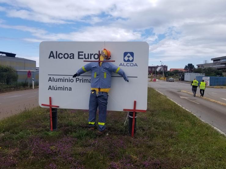 Entrada da fábrica de Alcoa San Cibrao cun boneco cravado en protesta polos despedimentos. COMITÉ DE ALCOA SAN CIBRAO