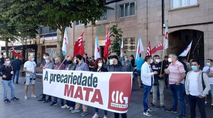 Concentración convocada pola CIG ante a Inspección de Traballo en Vigo para protestar pola precariedade laboral no sector da automoción.. CIG VIGO / Europa Press