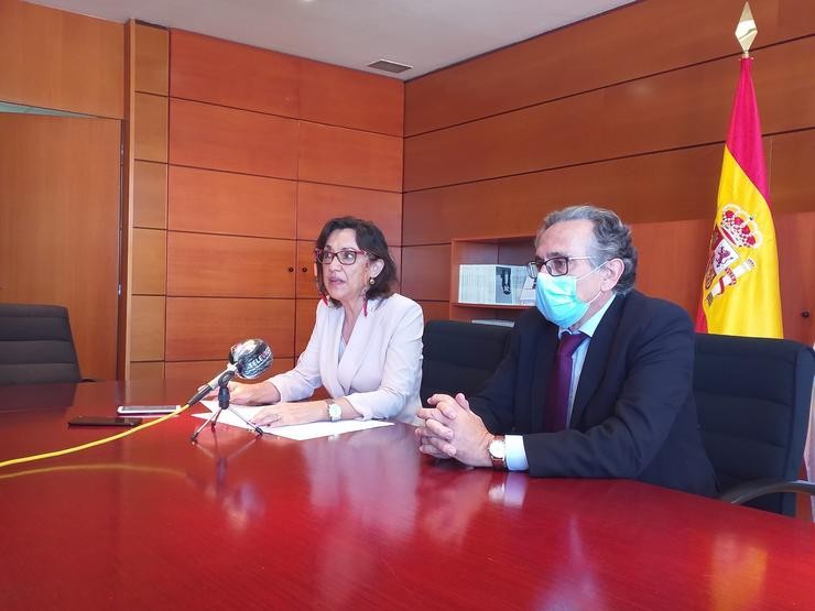 A subdelegada do Goberno na provincia de Pontevedra, Maica Larriba, e o director provincial do INSS, Fernando Álvarez, nunha rolda de prensa con motivo da tramitación de solicitudes do Ingreso Mínimo Vital.. PAULA XUSTO-EUROPA PRESS