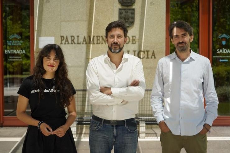 O candidato de Galicia en Común-Anova Mareas, Antón Gómez-Reino, ás portas do Parlamento de Galicia / Galicia en Común.