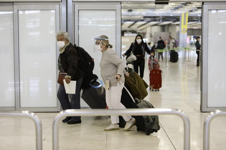 Varios pasaxeiros chegan ao Aeroporto Adolfo Suárez Madrid-Barallas procedente de Bogotá (Colombia). Josefina Branco - Europa Press / Europa Press