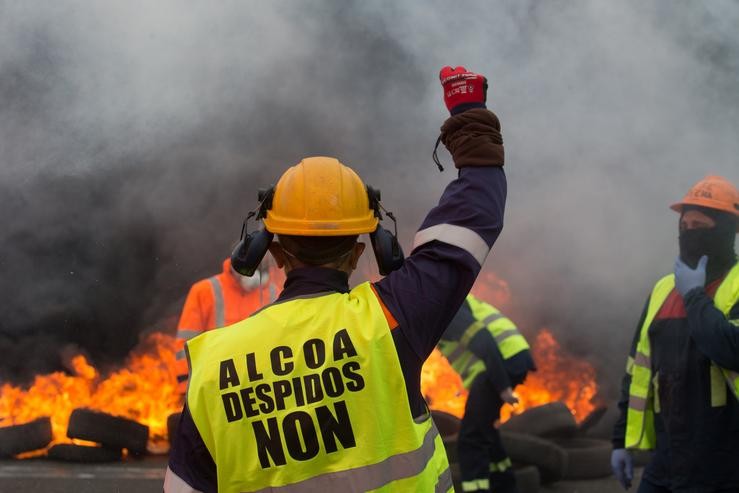 Participantes queiman pneumáticos durante a manifestación do comité de empresa de Alcoa tras o anuncio hai tres días do despedimento colectivo de ata 534 traballadores. En Ribadeo (Lugo