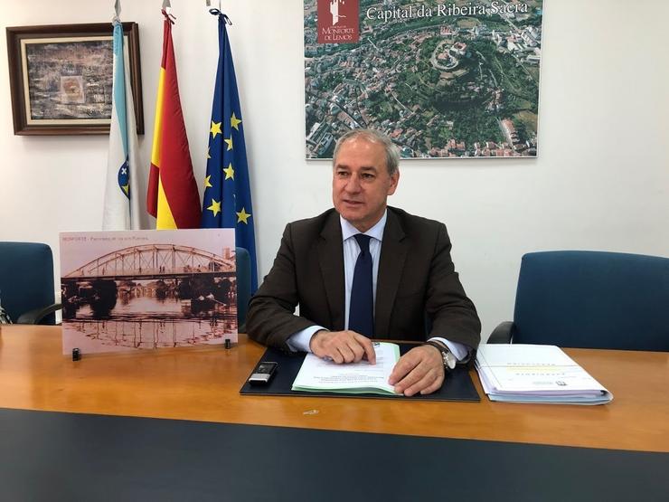 O alcalde de Monforte, José Tomei, cunha fotografía da ponte de ferro a recuperar. CONCELLO DE MONFORTE / Europa Press