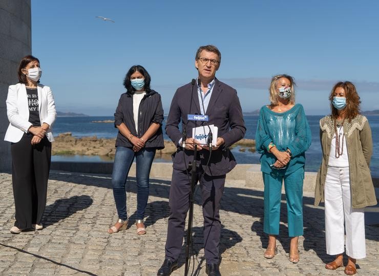 O presidente do PP de Galicia, Alberto Núñez Feijóo, nun acto de partido xunto ao número dous por Pontevedra para o 12J, Corina Porro, e o resto de cabezas de lista: Anxos Vázquez (A Coruña), Elena Candia (Lugo) e Marisol Díaz (Ourense).. PPDEG / Europa Press