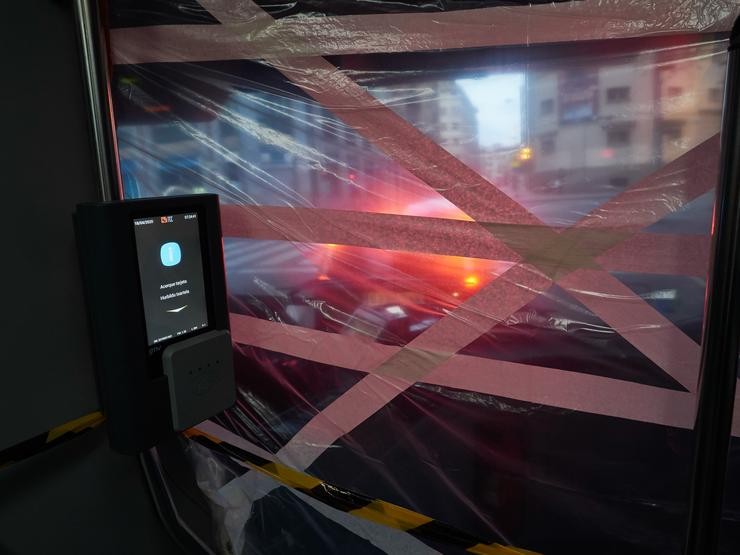 Bloqueo de plástico para delimitar a zona do contuctor dun autobús urbano durante o Estado de Alarma. Eduardo Sanz / Europa Press - Arquivo / Europa Press
