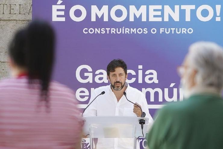 O candidato á Xunta de Galicia en Común, Anton Gómez Reino, nun acto na Pobra.