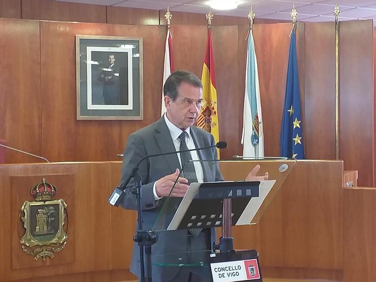 O alcalde de Vigo, Abel Caballero, nunha rolda de prensa no Salón de Plenos do Concello olívico.. PAULA XUSTO-EUROPA PRESS