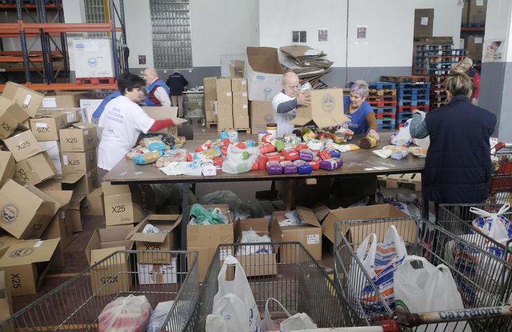 Voluntarios traballan na sede do Banco de Alimentos de Vigo. FUNDACIÓN PROVINCIAL BANCO DE ALIMENTOS DE VIGO 