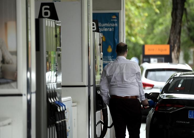 Un home bota gasolina ao seu coche 4 de maio de 2020.. Óscar Canas - Europa Press - Arquivo / Europa Press