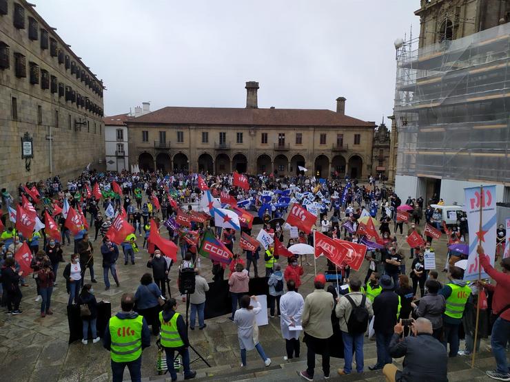 Manifestación en Santiago para reclamar estabilidade laboral no Sergas 