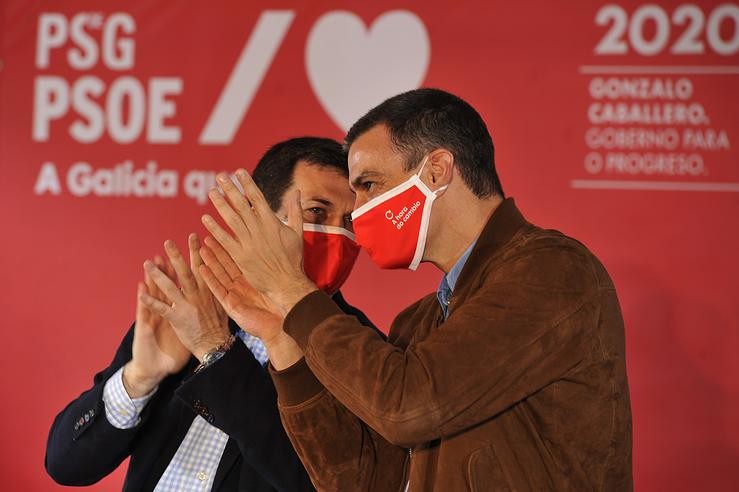 O presidente do Goberno e secretario xeral do PSOE, Pedro Sánchez (i), durante un mitin xunto ao candidato á presidencia da Xunta polo PSdeG-PSOE, Gonzalo Caballero (d), en Xardín do Posío, Rúa do Progreso, Ourense. Rosa Veiga - Europa Press