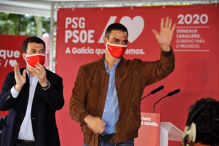 O presidente do Goberno e secretario xeral do PSOE, Pedro Sánchez (i), durante un mitin xunto ao candidato á presidencia da Xunta polo PSdeG-PSOE, Gonzalo Caballero (d), en Xardín do Posío, Rúa do Progreso, Ourense. Rosa Veiga - Europa Press