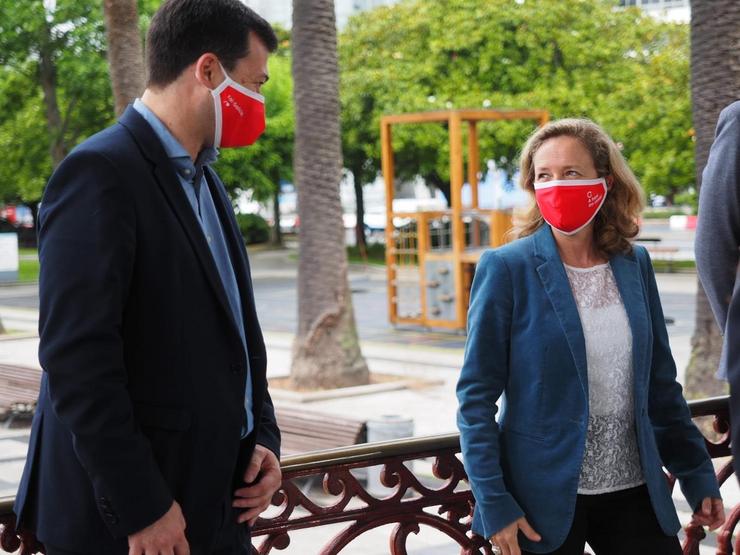 O candidato do PSdeG á Presidencia da Xunta, Gonzalo Caballero, e a ministra de Economía, Nadia Calviño, na Coruña este domingo 