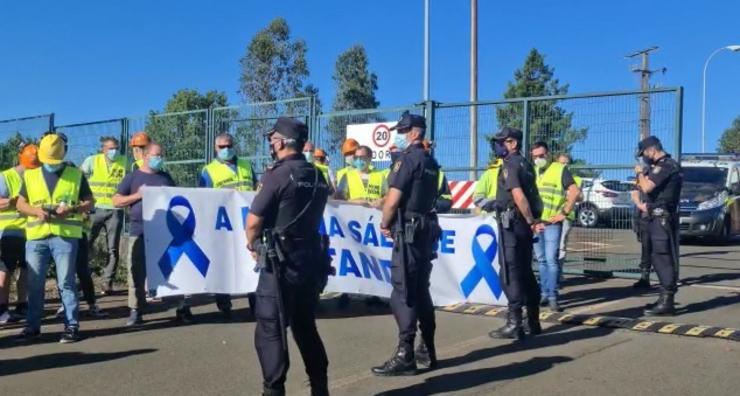 Protesta de traballadores de Alcoa á entrada da CRTVG durante o debate electoral. COMITÉ DE ALCOA SAN CIBRAO 