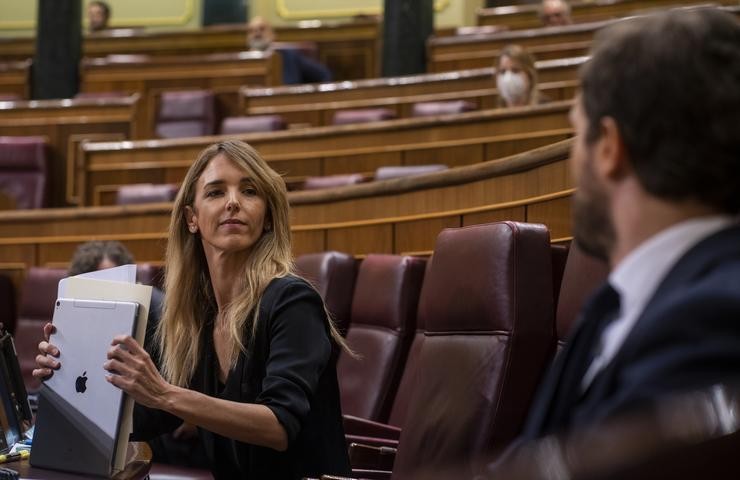 A portavoz do Grupo Popular no Congreso dos Deputados, Cayetana Álvarez de Toledo, fala co presidente do PP, Pablo Casado, durante o pleno de sesión de control ao Goberno 