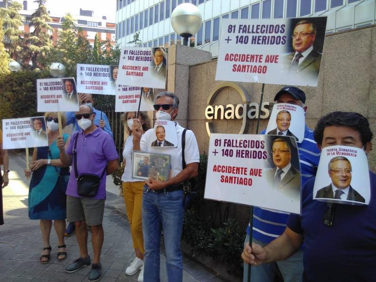Vítimas do Alvia protestan ante a sede de Enagás contra lle nomeamento de José Blanco como conselleiro. IMAXE CEDIDA / Europa Press