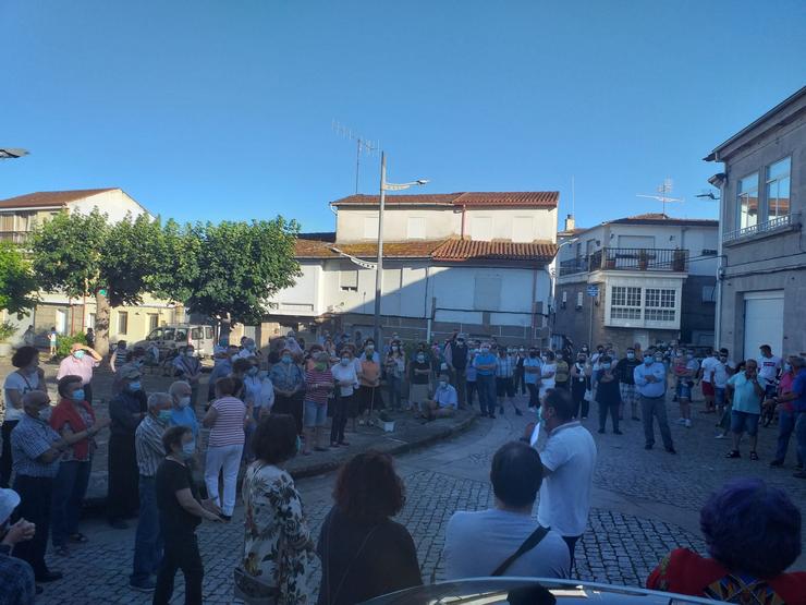 Protesta dos veciños de Albarellos, en Monterrei, aos que a Xunta non lle abre o centro de saúde / Diario do Támega