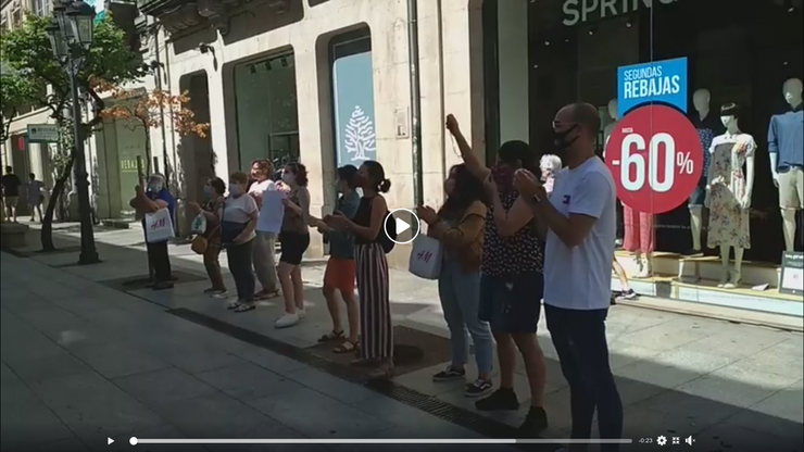 Protesta diante dunha sucursal de Abanca polas comisións 