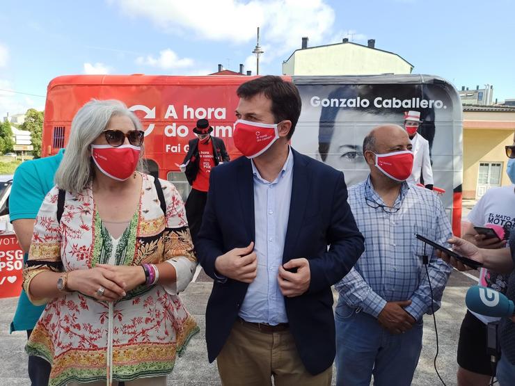 A alcaldesa de Guitiriz, Marisol Morandeira; o candidato do PSdeG, Gonzalo Caballero,e o secretario de Organización do PSdeG, José Manuel Quiroga, en Guitiriz 