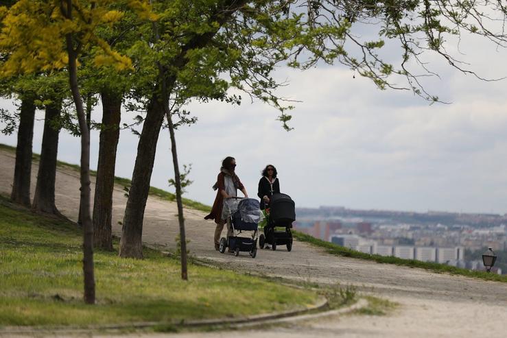 Dúas mulleres pasean cos seus bebés en carriño. MARTA FERNÁNDEZ XARA - EUROPA PRESS 