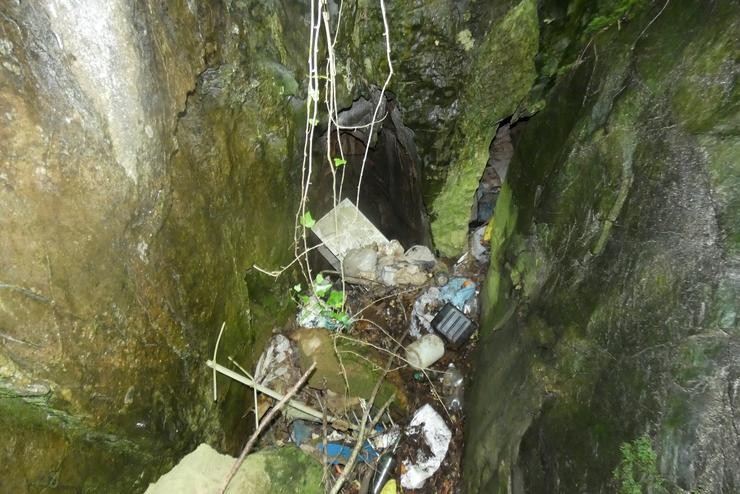 A Cova de Furco (Becerreá), chea de lixo / Patrimonio dos Ancares