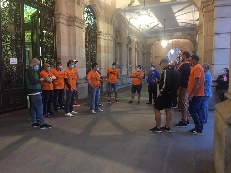 Traballadores de Alu Ibérica ao termo do seu peche no Concello da Coruña. CONCELLO DA CORUÑA 
