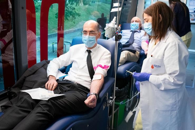 O conselleiro de Sanidade, Jesús Vázquez Almuiña, doa sangue.. XUNTA/XOAN CRESPO / Europa Press