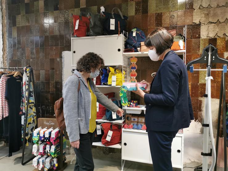 A portavoz nacional do BNG, Ana Pontón, e a coordinadora de campaña do Bloque, Goretti Sanmartín, visitan un comercio no Ensanche de Santiago.. MAURO BASTÓN - EUROPA PRESS 