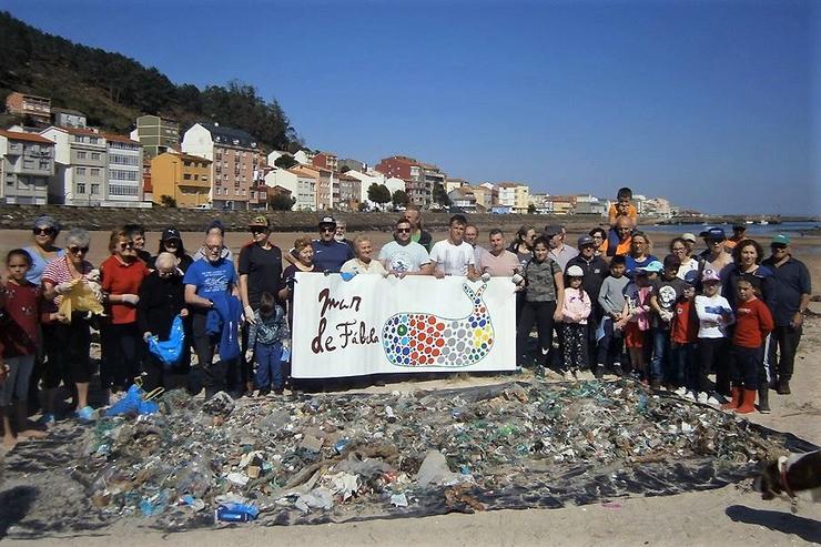 A organización Mar de fábula nunha xornada de recollida de plástico. MAR DE FÁBULA 