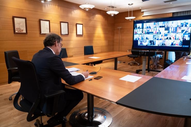 O presidente da Xunta, Alberto Núñez Feijóo, na videoconferencia de presidentes autonómicos co xefe do Goberno central, Pedro Sánchez.. XUNTA