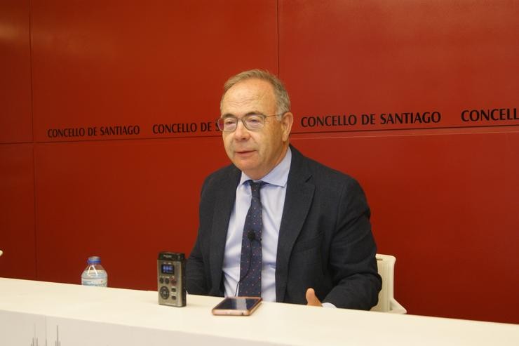 O alcalde de Santiago, Xosé Sánchez Bugallo, en rolda de prensa.. CONCELLO DE SANTIAGO