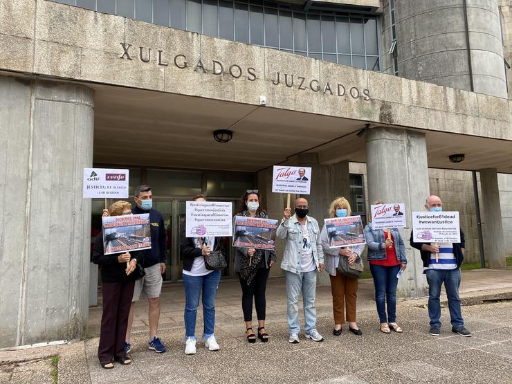 Concentración de vítimas do accidente de Alvia ante os xulgados de Santiago. / Europa Press