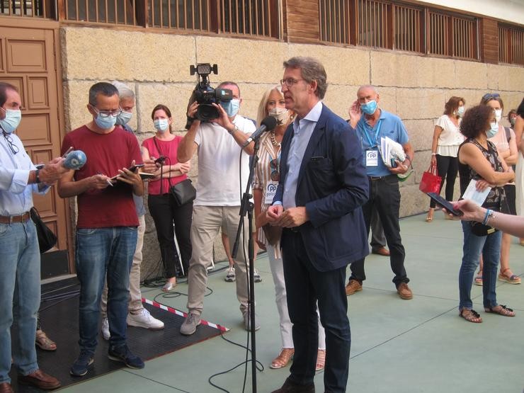 O presidente da Xunta e candidato do PPdeG á reelección, Alberto Núñez Feijóo, comparece ante os medios tras votar no colexio vigués Neno Jesús de Praga 