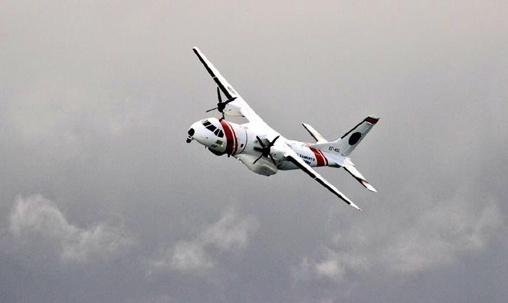 Un avión de Salvamento Marítimo rastrexa de novo a zona de procura de dous desaparecidos tras envorcar o seu kaiak en Porto do Son.. SALVAMENTO MARÍTIMO / Europa Press