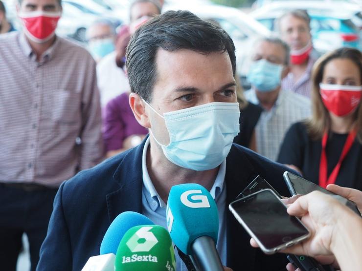  Gonzalo Caballero, á súa chegada á sede do PSOE en Santiago. PSDEG/ANDRÉS FRAGA