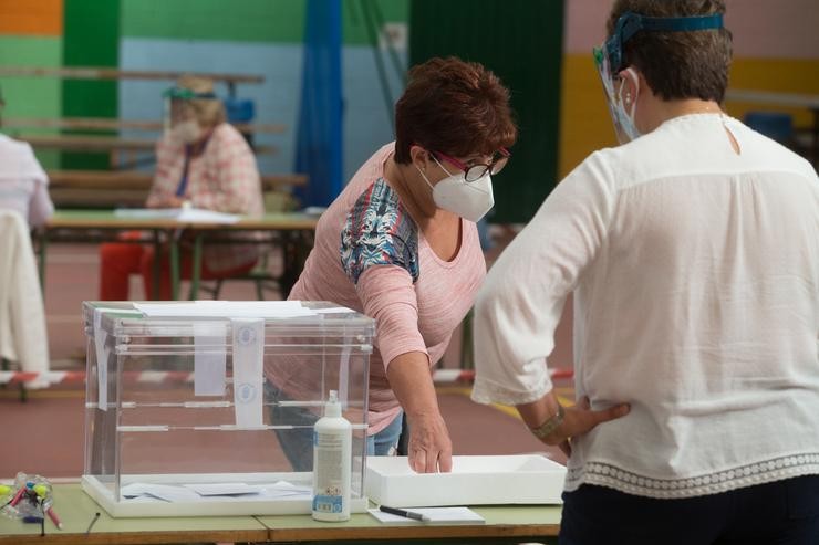 Unha muller acode a votar nas eleccións autonómicas de Galicia na poboación de Burela, na comarca da Mariña 