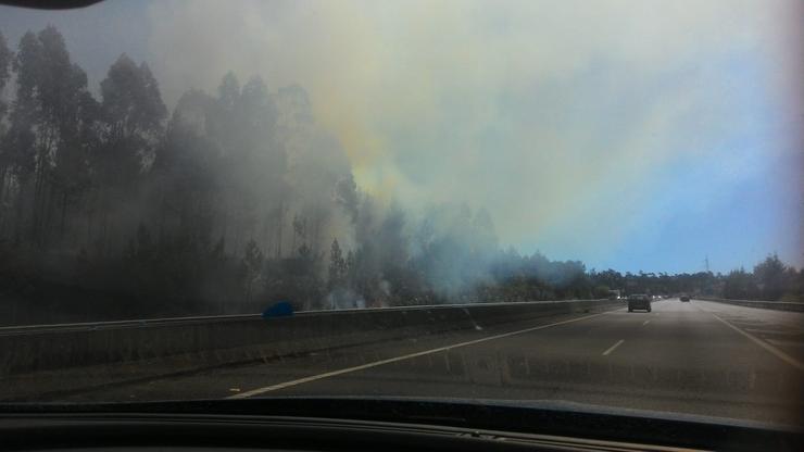 O incendio de Laraño dificulta a visibilidade dos conductores na Autovía Santiago - Brión 