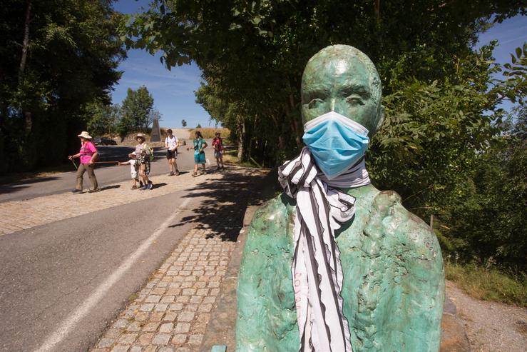 Escultura aos peregrinos do coruñés Miguel Couto mentres os peregrinos retornan ao Camiño francés da Ruta Xacobea no Cebreiro 