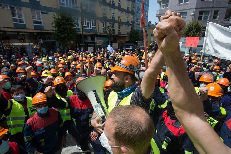 Manifestantes levantan o brazo como signo de protesta durante unha concentración convocada polo comité de Alcoa San Cibrao, fronte á Subdelegación do Goberno en Lugo, Galicia (España), a 25 de xuño. Carlos Castro - Europa Press