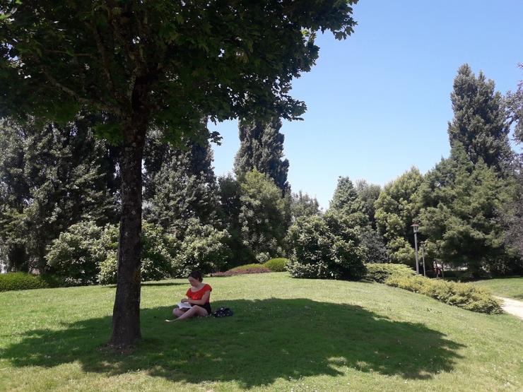 Mozo á sombra ante as elevadas temperaturas en Galicia. EUROPA PRESS - Arquivo / Europa Press